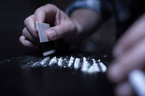 individual showings cocaine use symptoms