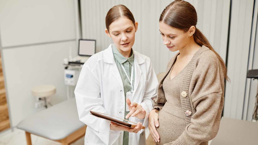 pregnant-woman-talking-to-doctor